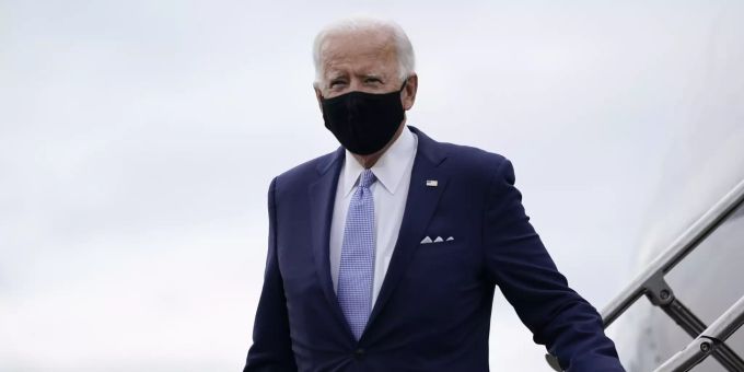 Joe Biden steigt vor seiner Wahlkampfveranstaltung am Flughafen in Pittsburgh aus einem Flugzeug. Joe Biden