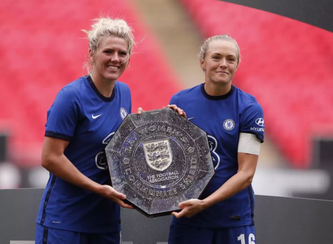 Millie Bright (li.) und Magdalena Eriksson (beide FC Chelsea) posieren mit dem Women's Community Shield. FC Chelsea Eriksson Bright