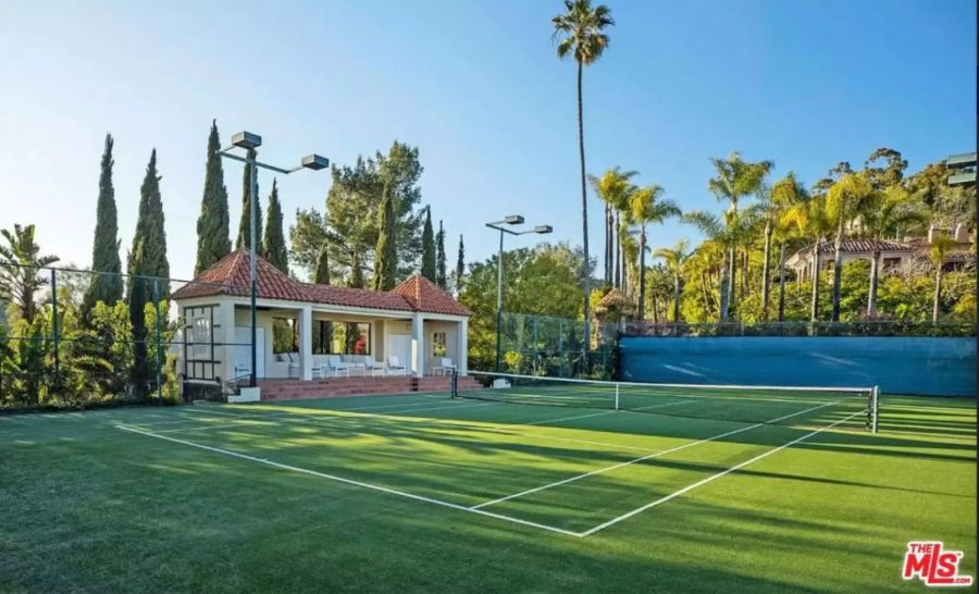 Das Anwesen ist mit einem beleuchteten Tennisplatz ausgestattet.