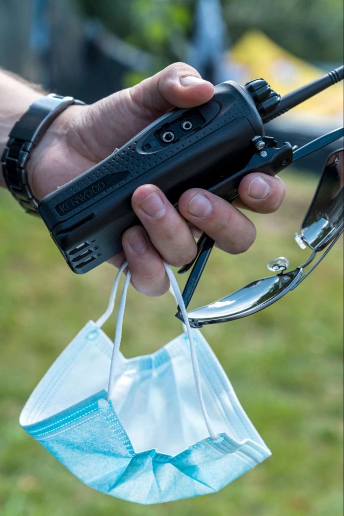 Mundschutz, Sonnenbrille und Walkie Talkie gehören zur Grundausrüstung des Staff