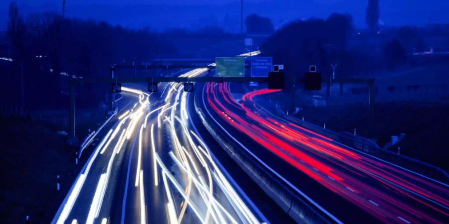 Bevor die Zahlen wegen Corona wohl einbrechen, hat der Autoverkehr 2019 noch einmal zugelegt, um knapp 1 Prozent. Zweitwichtigstes privates Verkehrsmittel sind die Füsse mit 5,6 Mrd Personenkilometern, gefolgt von den den Velos (2,5 Mrd Personenkilometer) und den Motorrädern (2 Mrd). (Symbolbild)