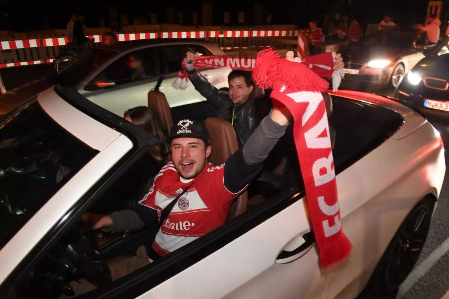 Fans des FC Bayern München feiern in der Stadt den CL-Sieg ihres Teams.