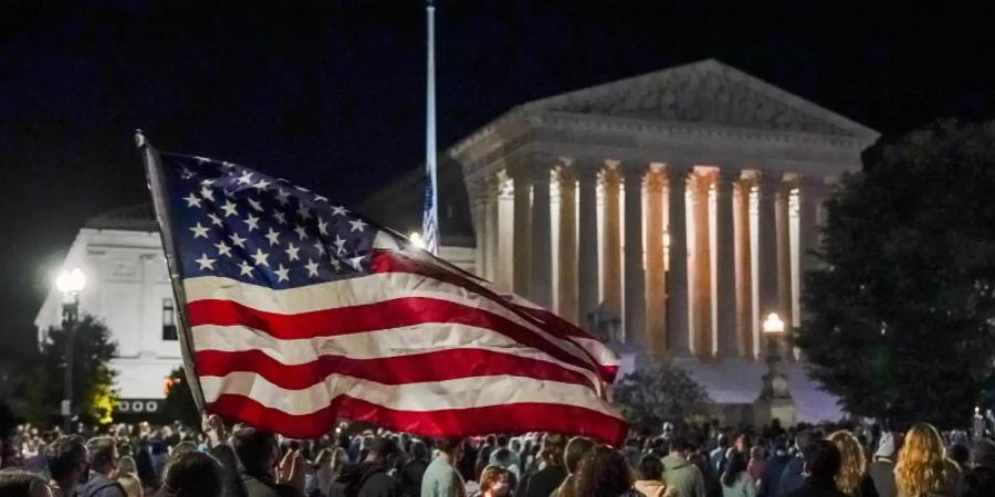 Menschen versammeln sich vor dem Obersten Gerichtshof der USA, um ihren Respekt gegenüber der verstorbenen Richterin Ruth Bader Ginsburg zu zeigen. Foto: J. Scott Applewhite/AP/dpa