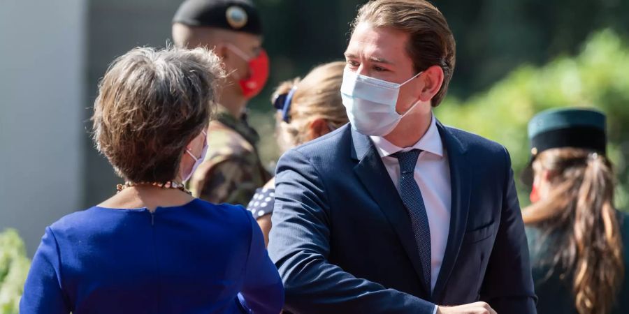 Der österreichische Bundeskanzler Sebastian Kurz wird von der Bundespräsidentin Simonetta Sommaruga begrüsst.