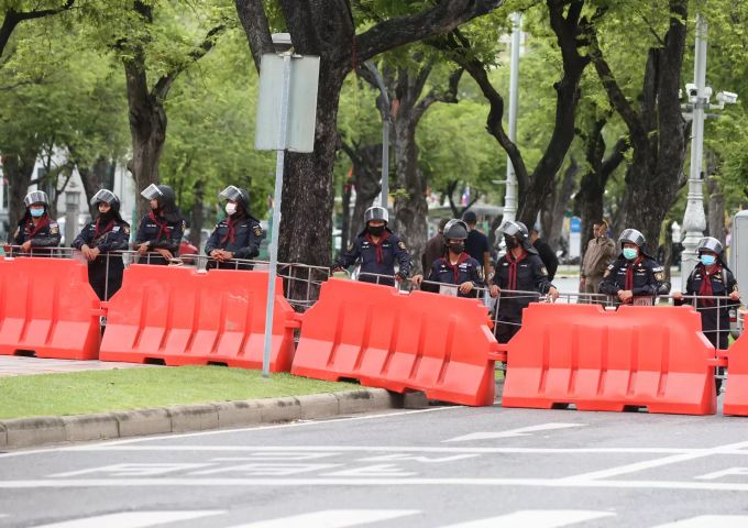 Thailändische Polizisten vor dem Büro des Staatsrates. Protest Bangkok
