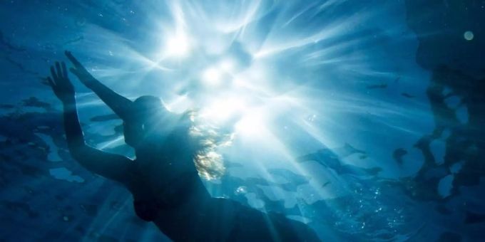 Sollte an der Auffahrt und am Freitag möglich sein: Ein Frau schwimmt bei strahlendem Sonnenschein in der Badi. Sommer Sonne Wetter Gewitter