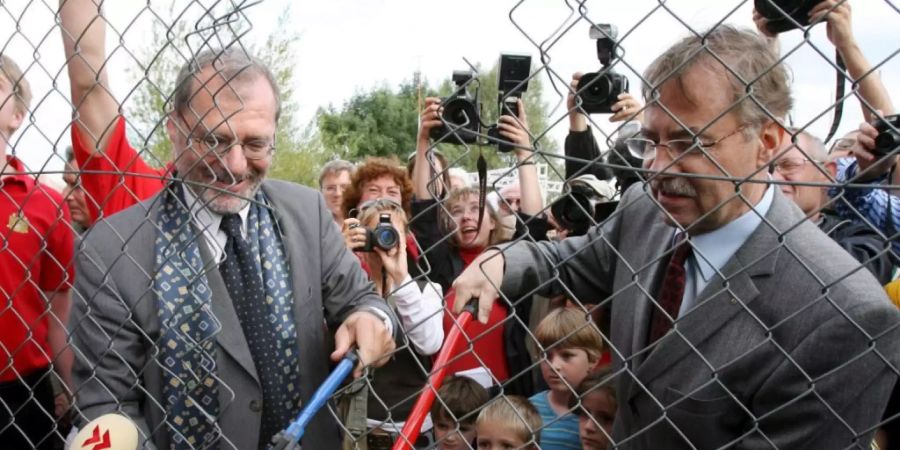 Historische Grenzöffnung am 16. August 2006: Kreuzlingens Stadtpräsident Josef Bieri (rechts) und der Konstanzer Oberbürgermeister Horst Frank durchtrennen mit Zangen den Grenzzaun (Archivbild).