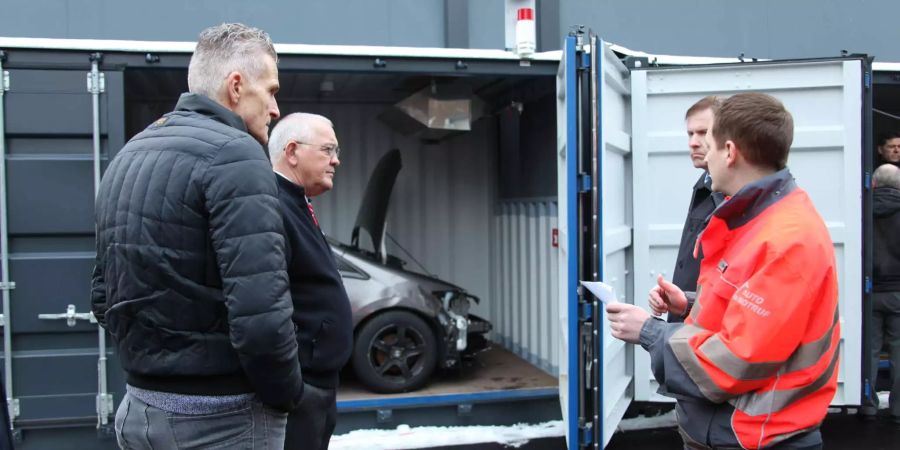 Besucher begutachten die Quarantäne-Container der Autohilfe Zentralschweiz AG in Emmen.