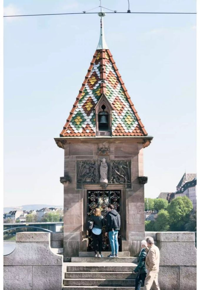 Beim Käppelijoch liessen sich viele Turteltäubchen verewigen. Beim Käppelijoch liessen sich viele Turteltäubchen verewigen.