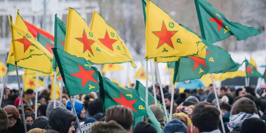 Rund 11'000 Kurden demonstrierten in Hannover gegen die türkische Offensive.