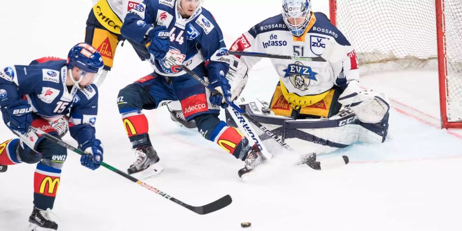 Die ZSC-Spieler Seger (15) und Suter (44) setzen Zugs Keeper Stephan unter Druck.