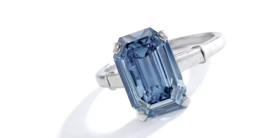 Das Handout zeigt einen Ring mit einem blauen Diamanten, den ein Käufer für 6,7 Millionen Dollar ersteigerte, wie das Auktionshaus Sotheby's in der Nacht zum Freitag mitteilte.