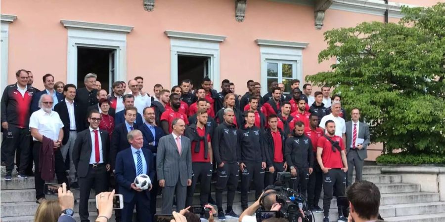 Staff und Nati-Spieler vor der Bootsfahrt auf dem Lago di Lugano.