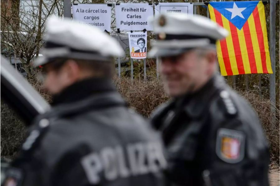 Die spanische Regierung möchte die deutschen Polizisten mit Orden auszeichnen.