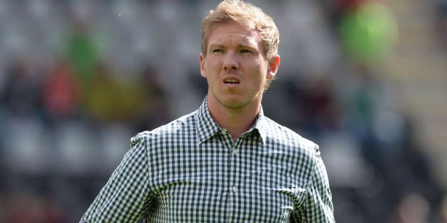 Julian Nagelsmann in einem Fussball-Stadion.