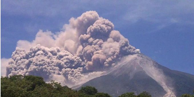 Ob ein Vulkan explosiv ausbricht, entscheidet auch der Gehalt des im Magma gelösten Wassers. Vulkan