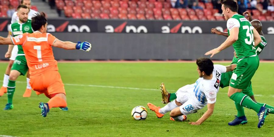 Rodriguez drückt den Ball im Fallen an Lopar vorbei.