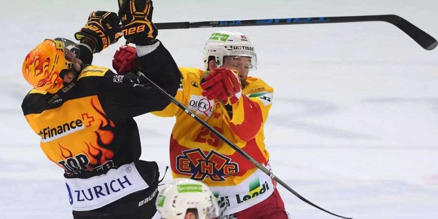 Spiel zwei in der Serie ist hart umkämpft. Im Bild Lapierre (Lugano) und Forster (Biel).