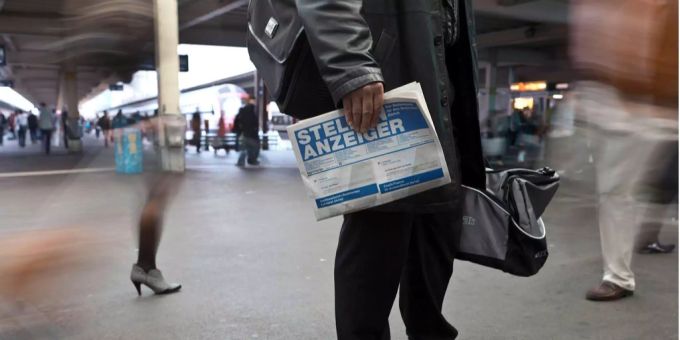 Ein Mann auf Stellensuche. (Symbolbild) arbeitslosenquote