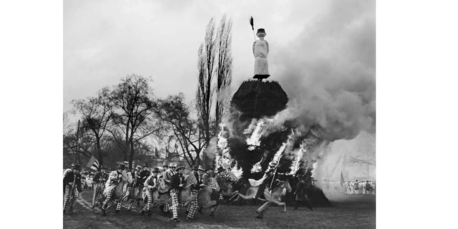 Wegen der Maul- und Klauenseuche blieben die Pferde im Stall. Die Zünftler gallopierten 1965 auf Steckenpferden um den Böög.