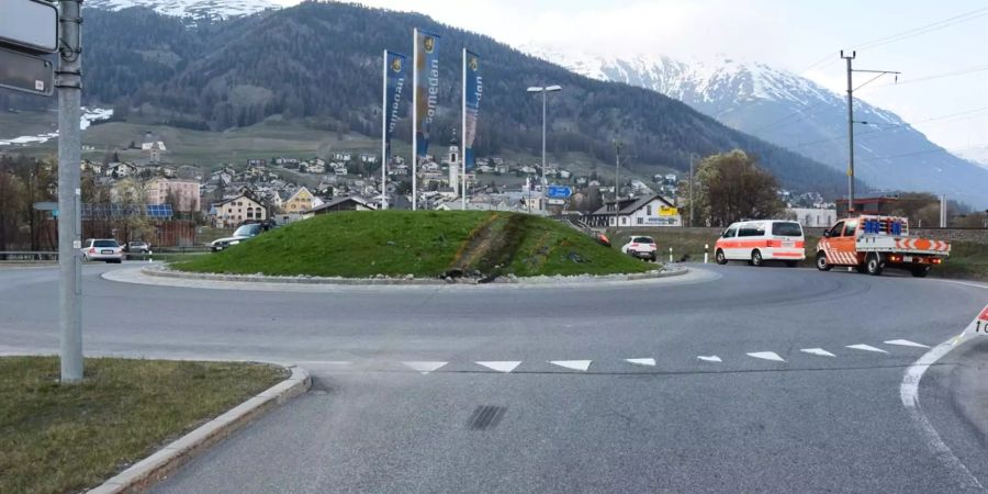 In Samedan GR kollidierte am Freitagabend ein Auto mit einer Böschung im Kreiselinnern.