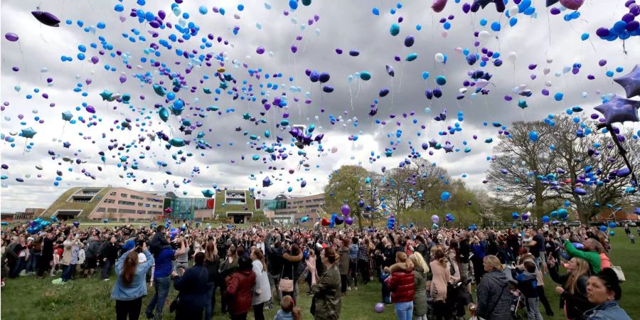 Hunderte Luftballons steigen neben dem Alder Hey Kinderkrankenhaus, in dem der britische Junge Alfie in der Nacht zu Samstag gestorben ist, in die Luft.