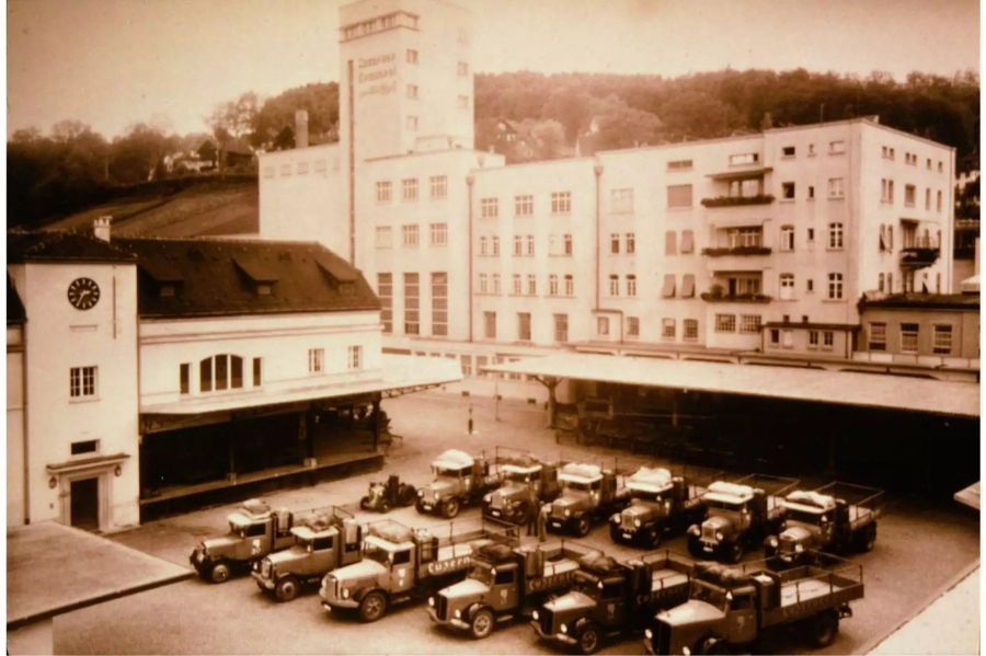 Die Luzerner Brauerei zum Eichhof AG während des Zweiten Weltkriegs. Im Hof stehen die mit Holzgasgeneratoren ausgerüsteten Bierlastwagen.