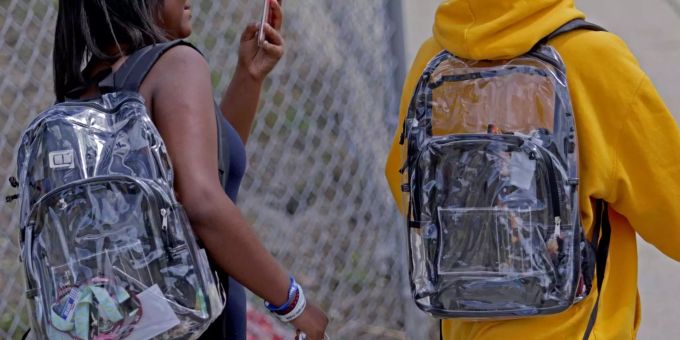 Die Schüler in Parkland müssen durchsichtige Rucksäcke tragen. Die Schüler in Parkland müssen durchsichtige Rucksäcke tragen.