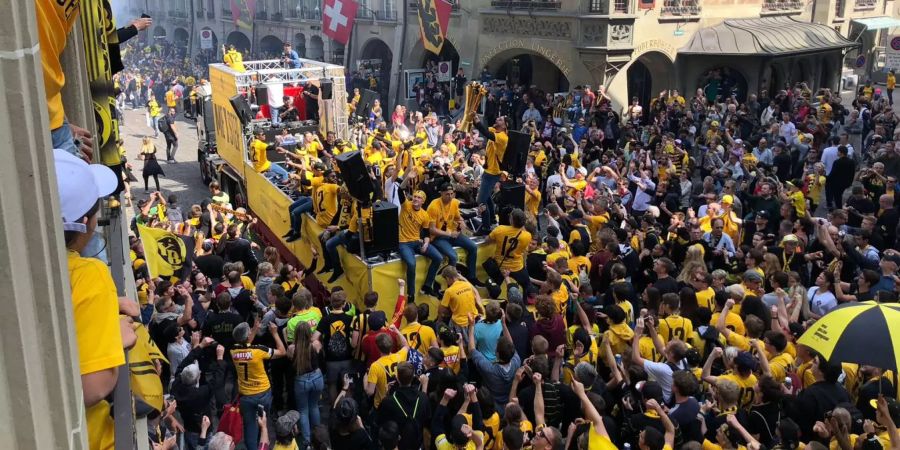 16 Uhr: Jetzt ist in der Altstadt die Hölle los.