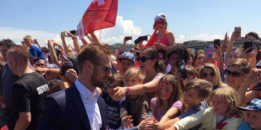 Von Fans umgarnt: Tristan Scherwey und seine Kollegen sind zurück in der Schweiz.