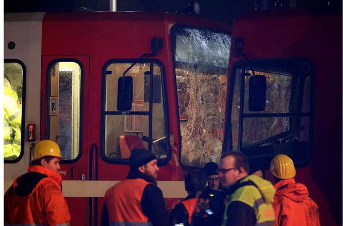 Rettungskräfte stehen vor zwei Strassenbahnen, die zusammengestossen sind. Rettungskräfte stehen vor zwei Strassenbahnen, die zusammengestossen sind.