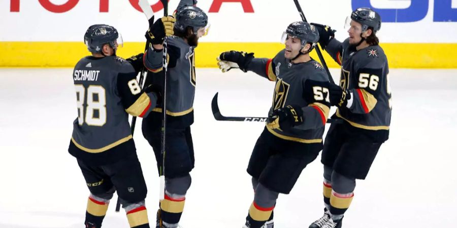 Die Teamkollegen von Luca Sbisa feiern den ersten Sieg im Stanley-Cup-Finale.