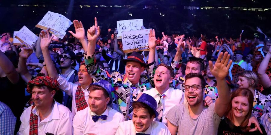 Über 20'000 Menschen bewunderten die Darts-Elite in Gelsenkirchen (D).