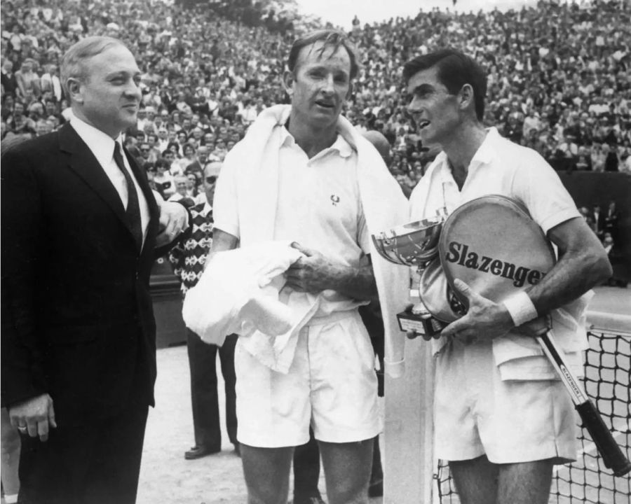 Ken Rosewall (rechts) nach einem Sieg gegen Rod Laver (Mitte) an den French Open 1968.