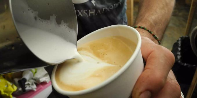 Ian Ford, Café-Inhaber von Caffeine Underground, kreiert eine spezielle Cannabis-Kaffeemischung in seinem Café. Ian Ford, Café-Inhaber von Caffeine Underground, kreiert eine spezielle Cannabis-Kaffeemischung in seinem Café.