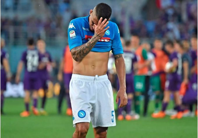 Eine Woche nach dem wichtigen Sieg gegen Juventus muss Napoli einen Rückschlag verdauen: Gegen die Fiorentina sieht Koulibaly bereits nach sechs Minuten die Rote Karte nach einer Notbremse – es ist der Anfang vom Ende. Fiorentina nutzt die Überzahl aus und gewinnt mit 3:0. Napoli liegt damit mit drei verbleibenden Spielen wieder vier Punkte hinter Leader Juve zurück. Eine Woche nach dem wichtigen Sieg gegen Juventus muss Napoli einen Rückschlag verdauen: Gegen die Fiorentina sieht Koulibaly bereits nach sechs Minuten die Rote Karte nach einer Notbremse – es ist der Anfang vom Ende. Fiorentina nutzt die Überzahl aus und gewinnt mit 3:0. Napoli liegt damit mit drei verbleibenden Spielen wieder vier Punkte hinter Leader Juve zurück.