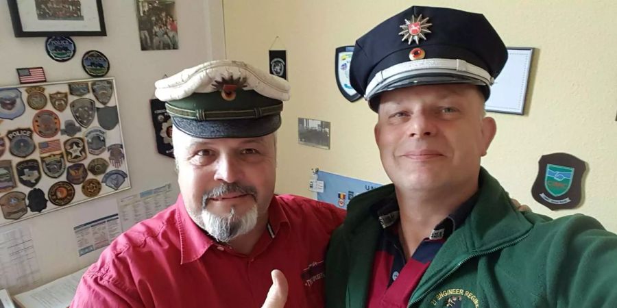 Die 37 Jahre verschollene Polizeimütze (links) ist wieder in den Händen der Polizeibeamten.