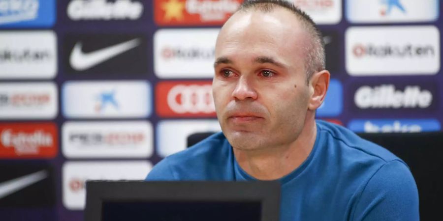 Andrés Iniesta gab ein Interview, da brach ein Tribüne neben ihm zusammen.