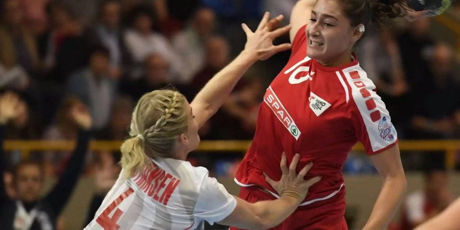 Die Frauen um Youngster Daphne Gautschi (r.) sind für die nächsten 1,5 Jahre unter neuer Führung. Bild: Alexander Wagner.
