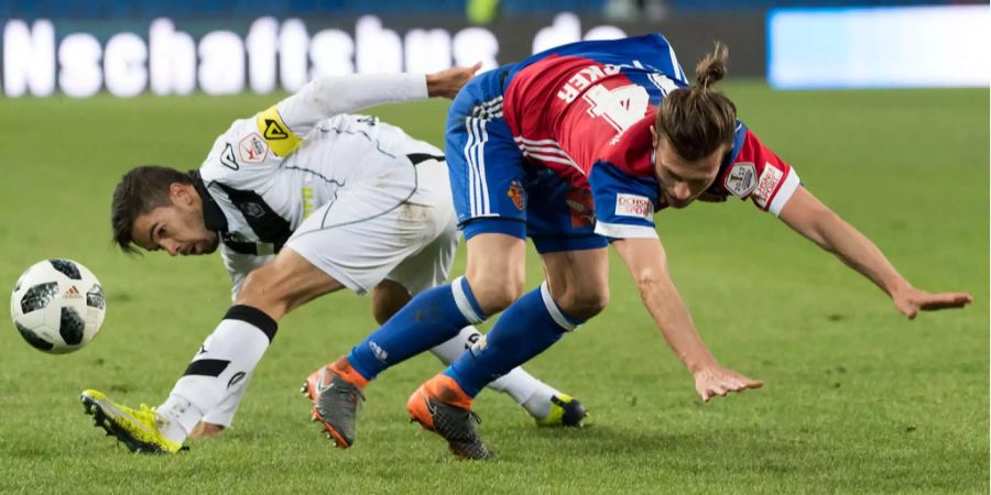 Valentin Stocker (rechts) verliert den Ball im Zweikampf.