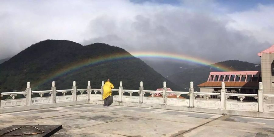 Zuschauer hatten neun Stunden lang Zeit, den Regenbogen zu bestaunen.