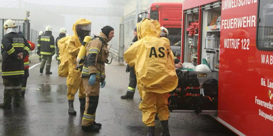 Rettungskräfte beim Säureunfall in Aschach an der Donau (Österreich).