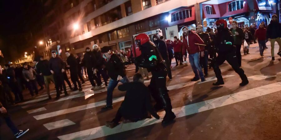 Vor dem Europapokalspiel in Bilbao kam es zu heftigen Fan-Krawallen.