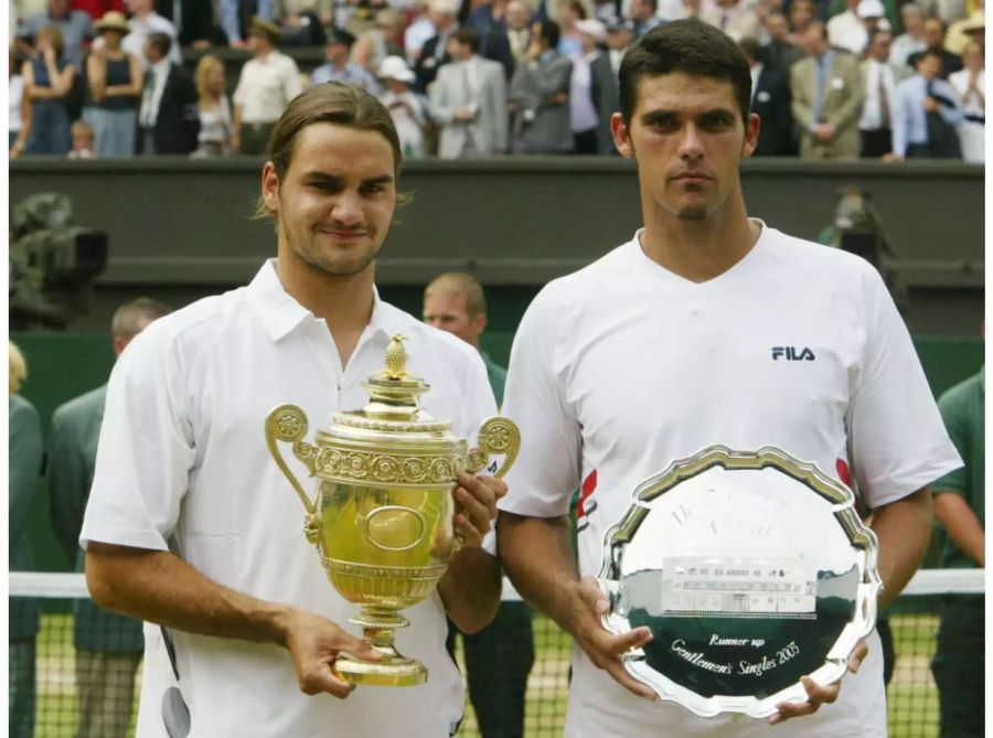 Den ersten Grand Slam gibt's 2003 in Wimbledon: Federer besiegt den Australier Mark Philippoussis 7:6, 6:2, 7:6.