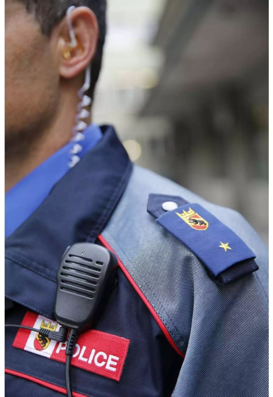 Schulter eines Polizisten der Kantonspolizei Bern - Keystone