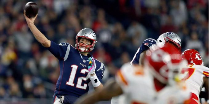 Der Quarterback der New England Patriots, Tom Brady, wirft den Ball. Der Quarterback der New England Patriots, Tom Brady, wirft den Ball.