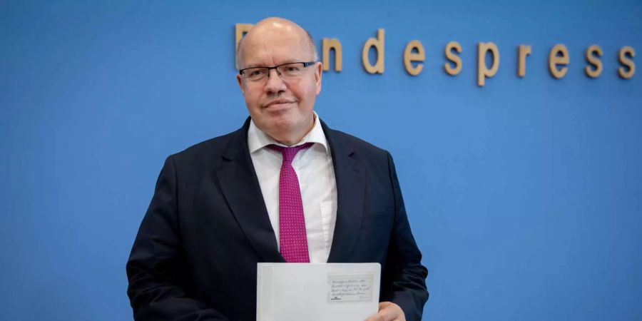 Peter Altmaier (CDU), Bundesminister für Wirtschaft und Energie, stellt in der Bundespressekonferenz die Konjunkturprognose der Bundesregierung vor.