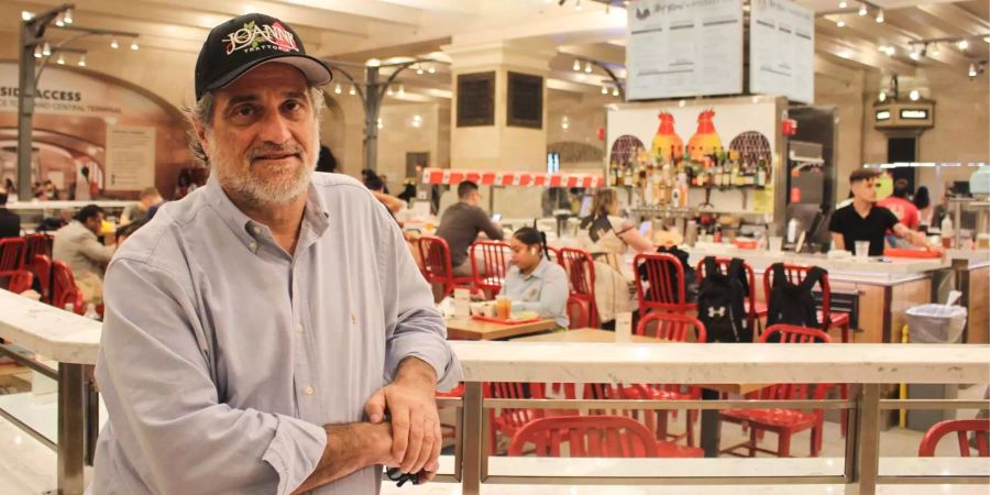 Joe Germanotta steht im Restaurant «Art Bird & Whiskey Bar» im Hauptbahnhof Grand Central.