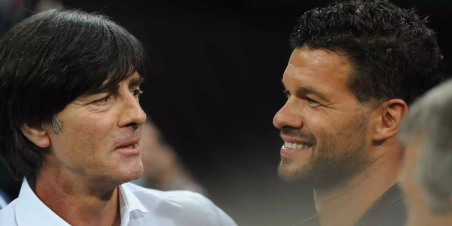 Bundestrainer Joachim Löw (links) spricht in 2013 mit dem ehemaligen Kapitän der deutschen Fussball-Nationalmannschaft, Michael Ballack (rechts).