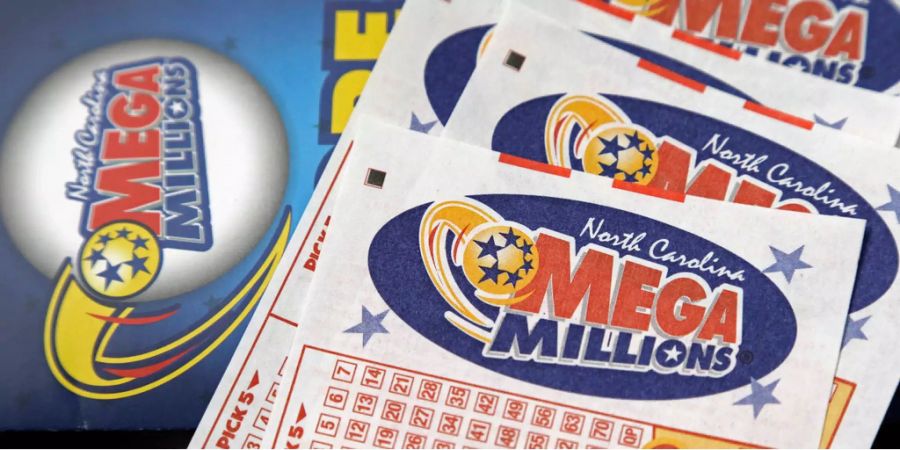 Mehrere Lotterielose von Mega Millions liegen aufeinander.